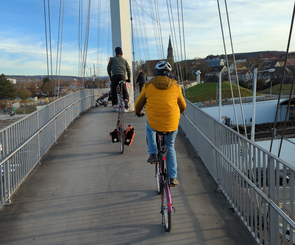 über eine Brücke